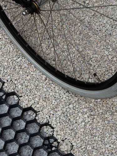 EuroGravel Kiesgitter PLUS mit Unkrautvlies schwarz mit Fahrrad