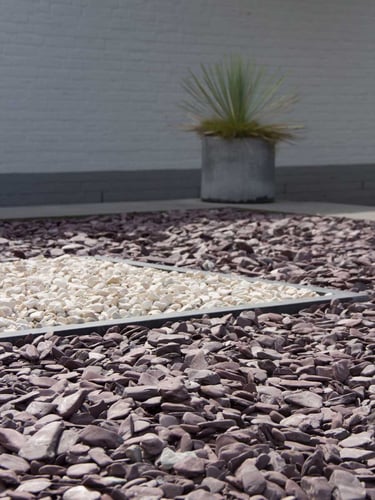 Flat Pebbles 30 - 60 verlegt in Ziergarten