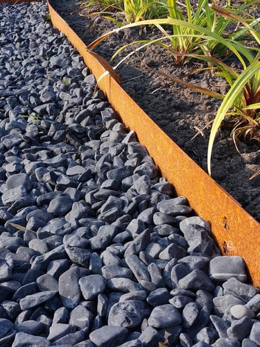 Nero ebano galets noir 12 - 18mm jardin paysagé en combinaison avec Multi-Edge acier corten